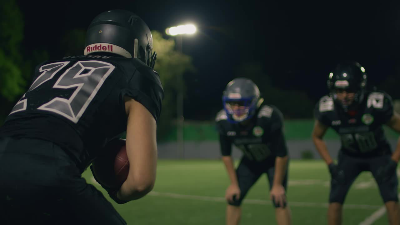 Video Stock Quarterback Trying To Pass Between His Opponents Live Wallpaper Free - Free Download
