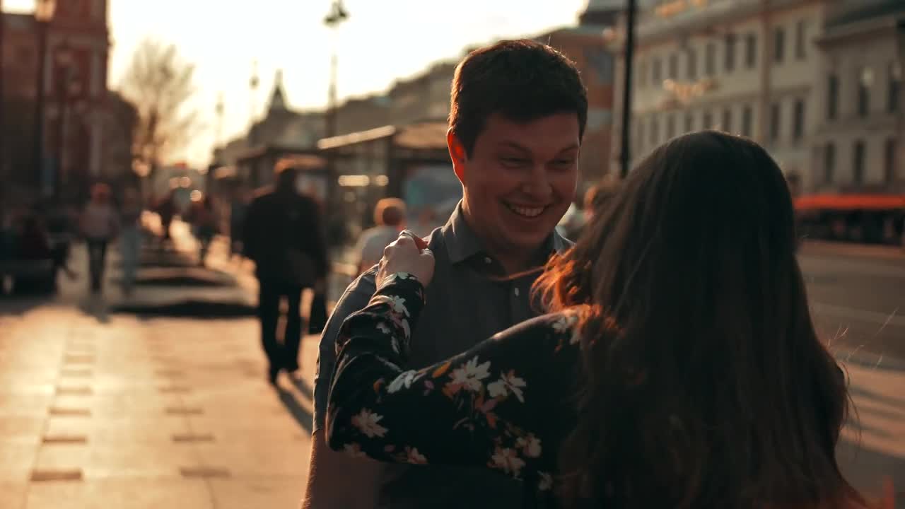 Stock Video Joyful Lovers Hugging Animated Wallpaper - Free Download