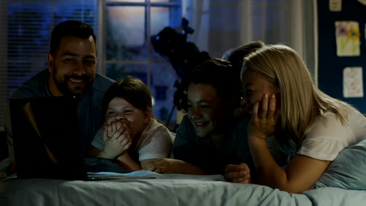 Stock Video Parents And Children Watching Movies On A Laptop Live Wallpaper - Free Download