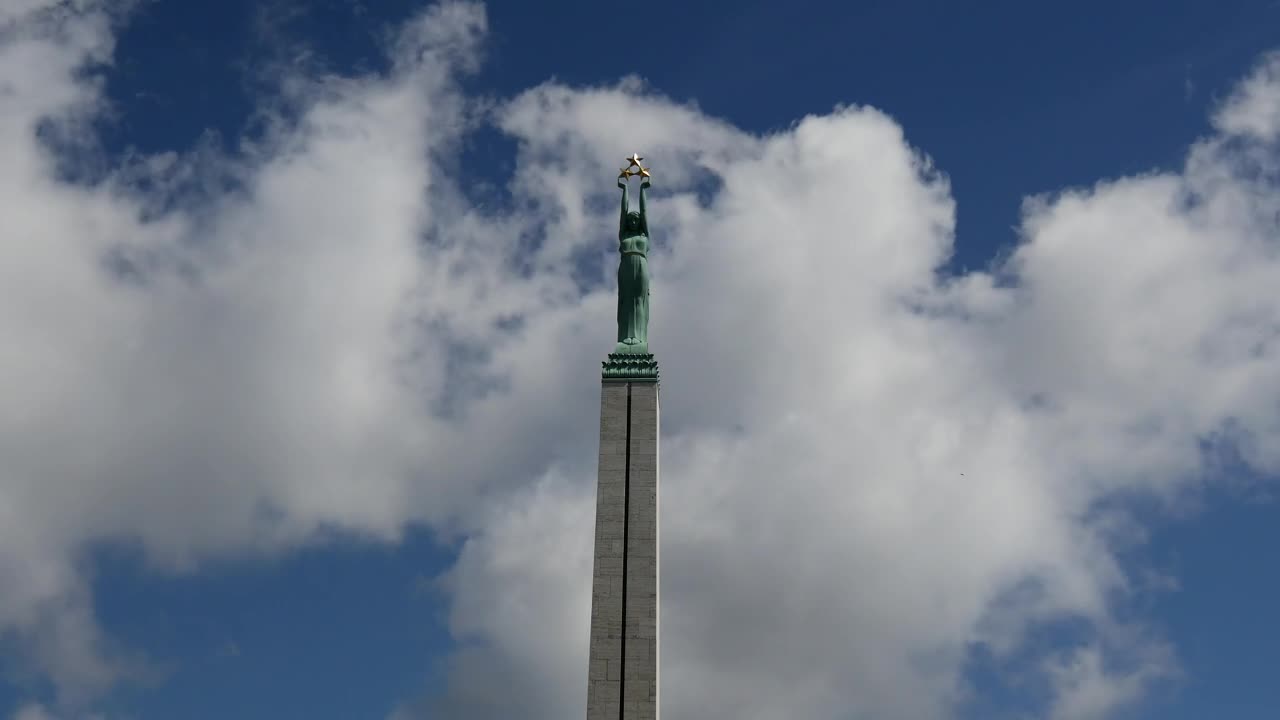 Free Video Stock Statue Below The Clouds Live Wallpaper - Free Download