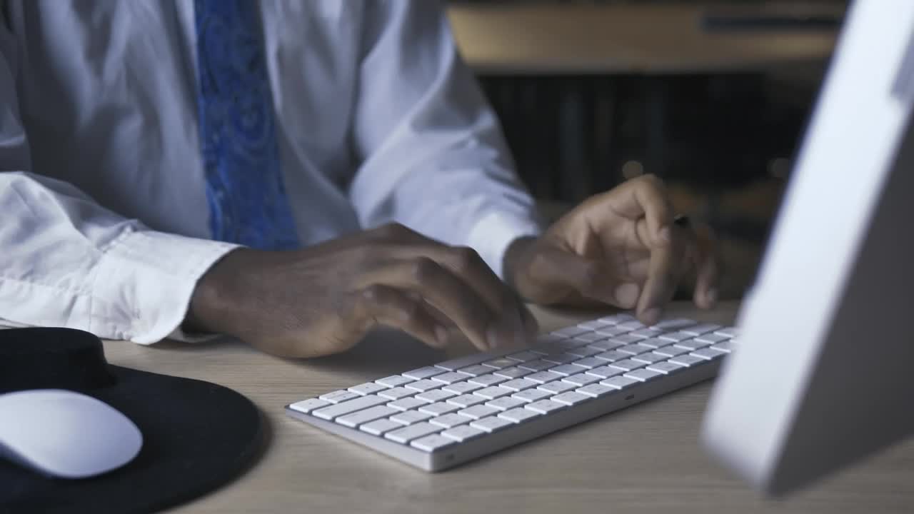 Free Stock Video Young Man Working In An Office Overtime Live Wallpaper - Free Download