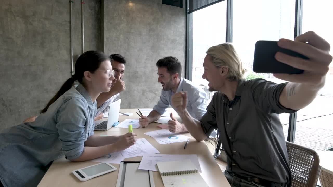 Free Stock Video Work Team Taking A Selfie At A Business Meeting Live Wallpaper - Free Download