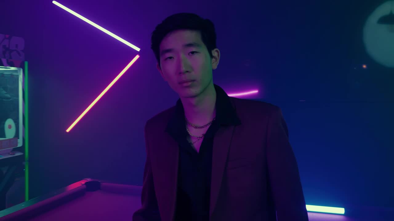 Video Stock Portrait Of An Elegant Man In A Dark Playroom Live Wallpaper Free - Free Download