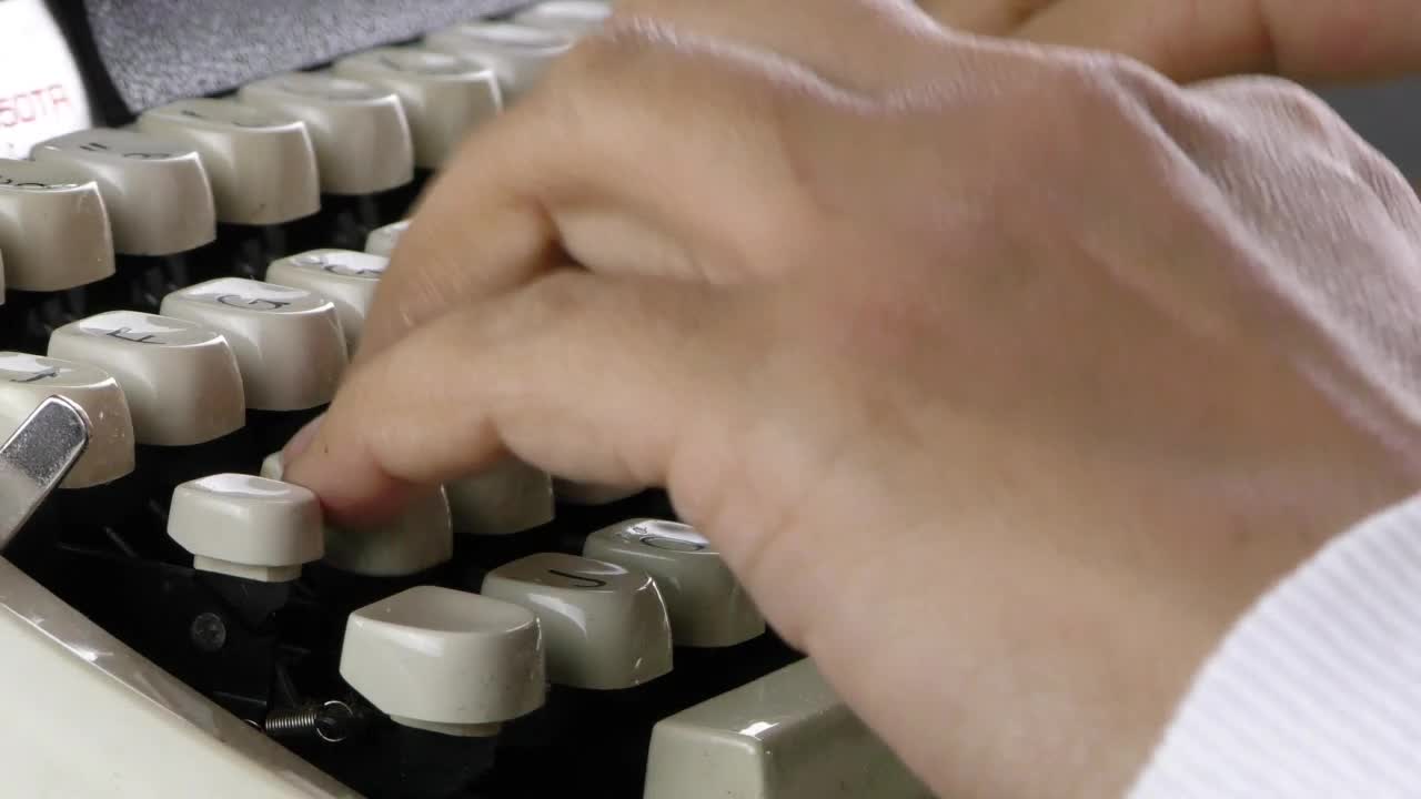 Video Stock Person Typing On Old Typewriter Live Wallpaper Free - Free Download