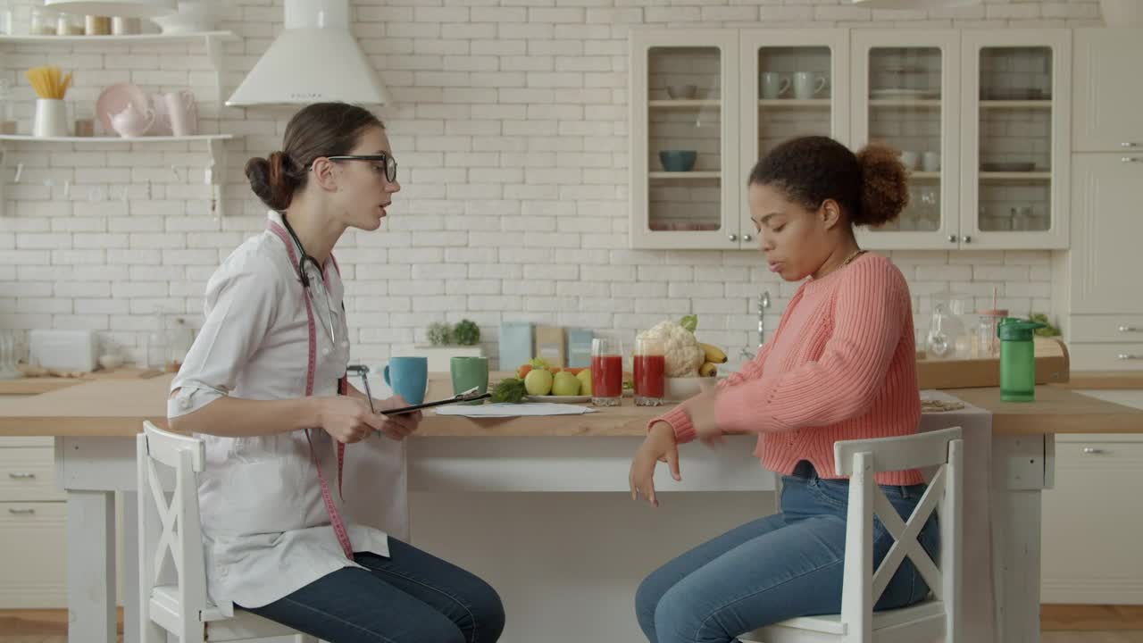 Stock Video Nutritionist In A Kitchen Consultation Live Wallpaper - Free Download