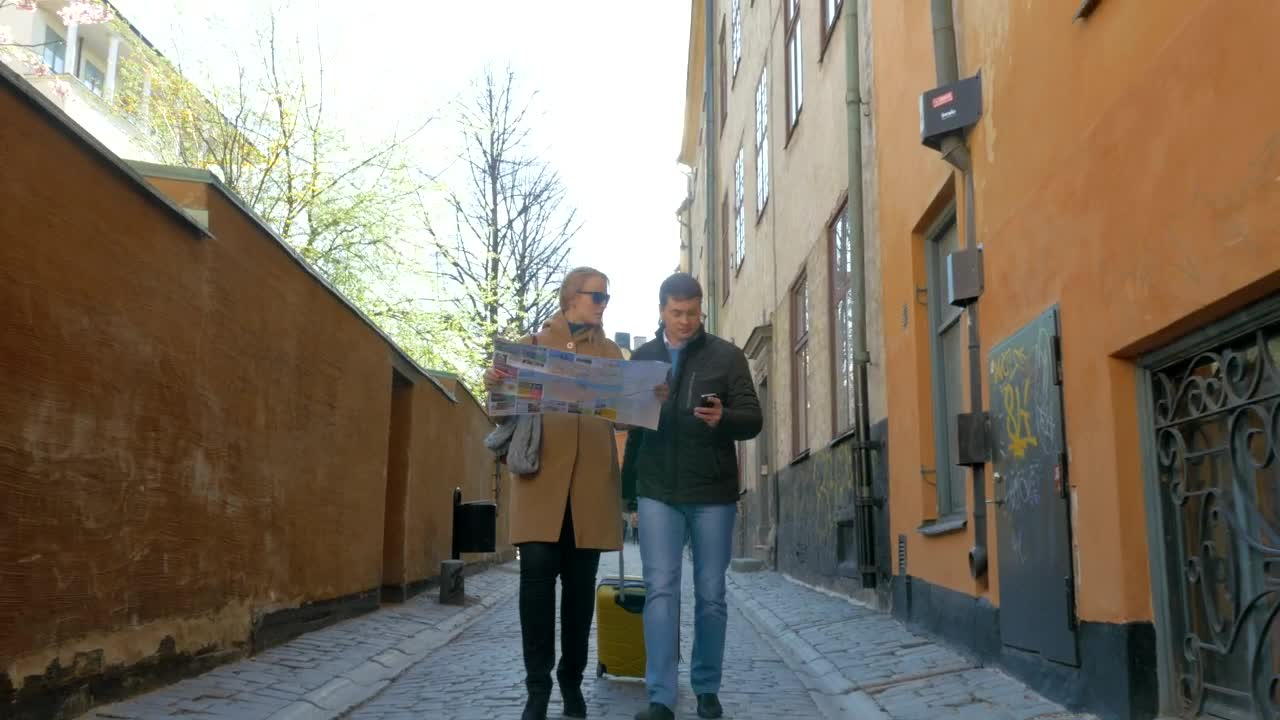 Stock Video Couple Following A Map Through Town Live Wallpaper For PC - Free Download