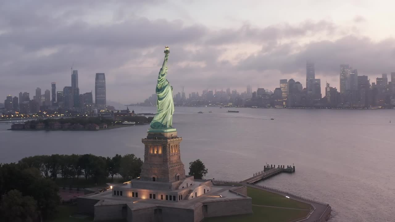 Free Video Stock the statue of liberty and the city behind Live Wallpaper - Free Download