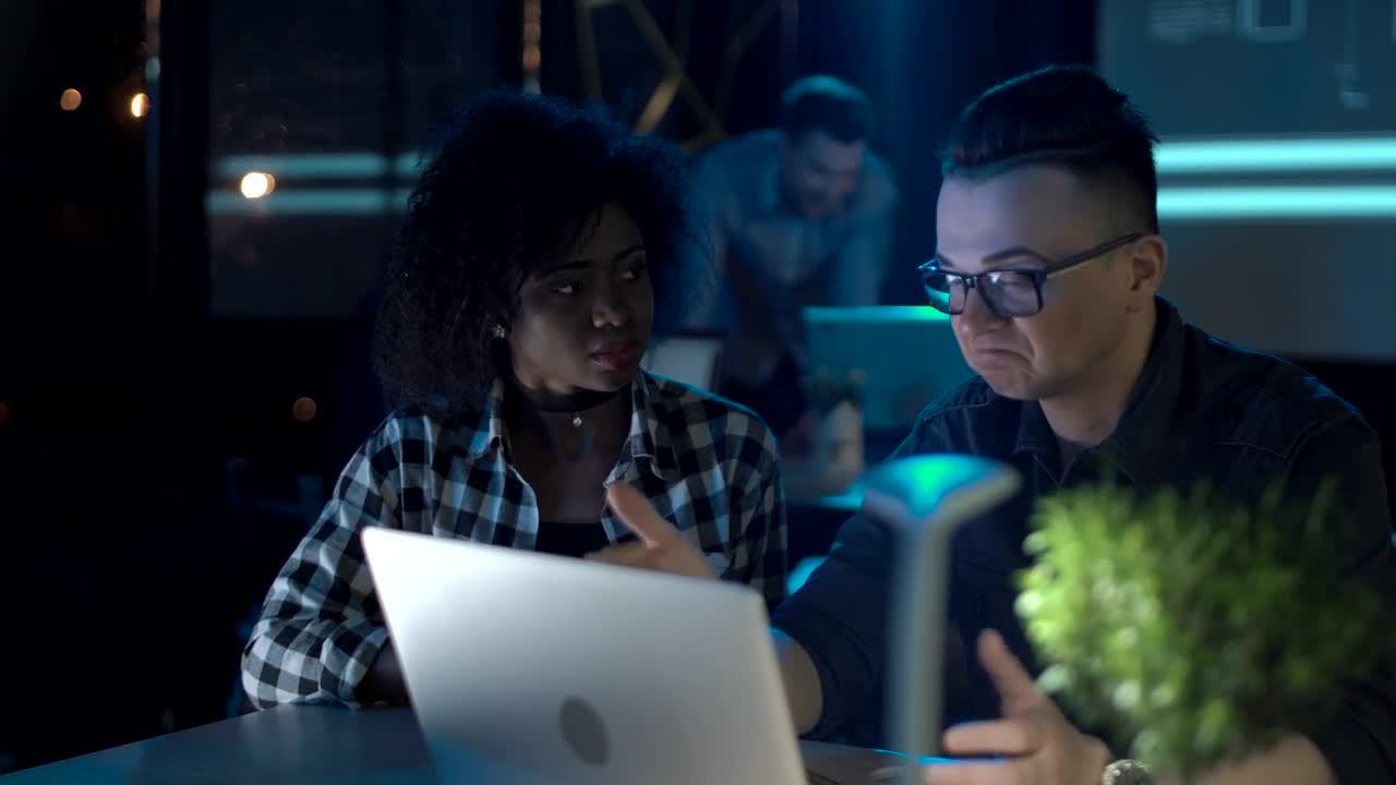 Stock Video Having A Conversation In Front Of The Computer Animated Wallpaper - Free Download