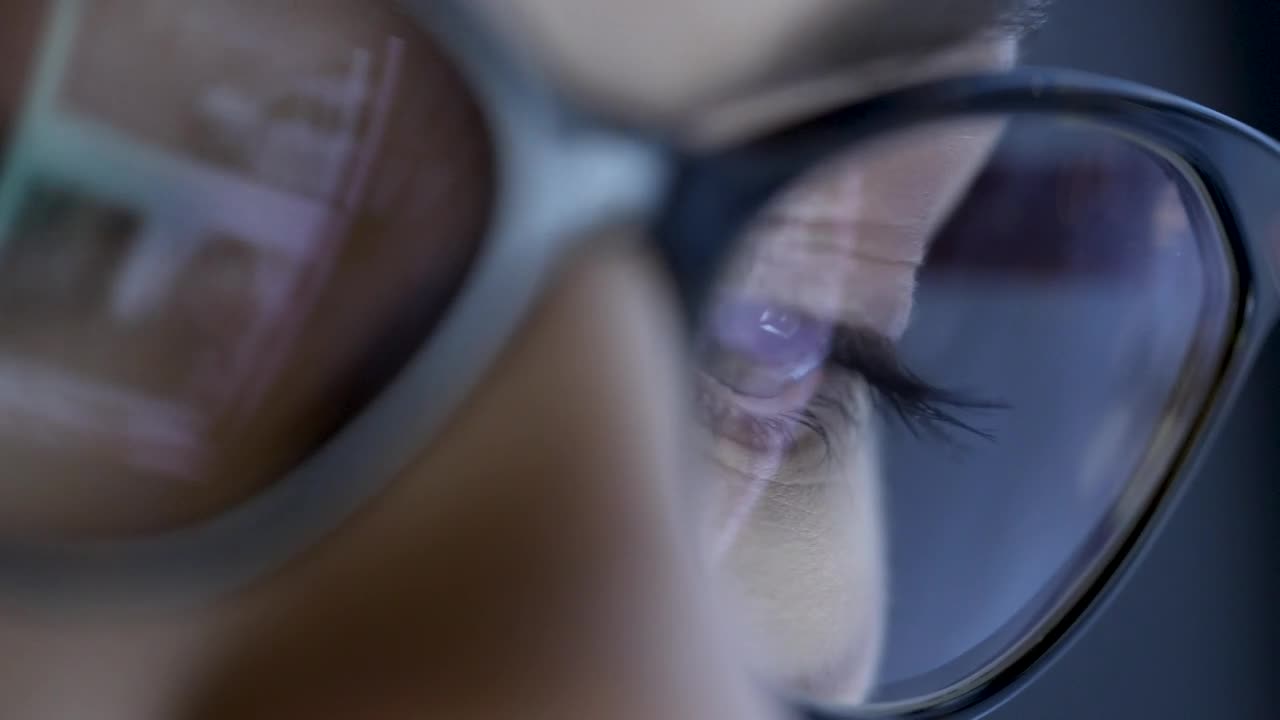 Free Stock Video Screen Information Reflects On A Womans Glasses Live Wallpaper - Free Download