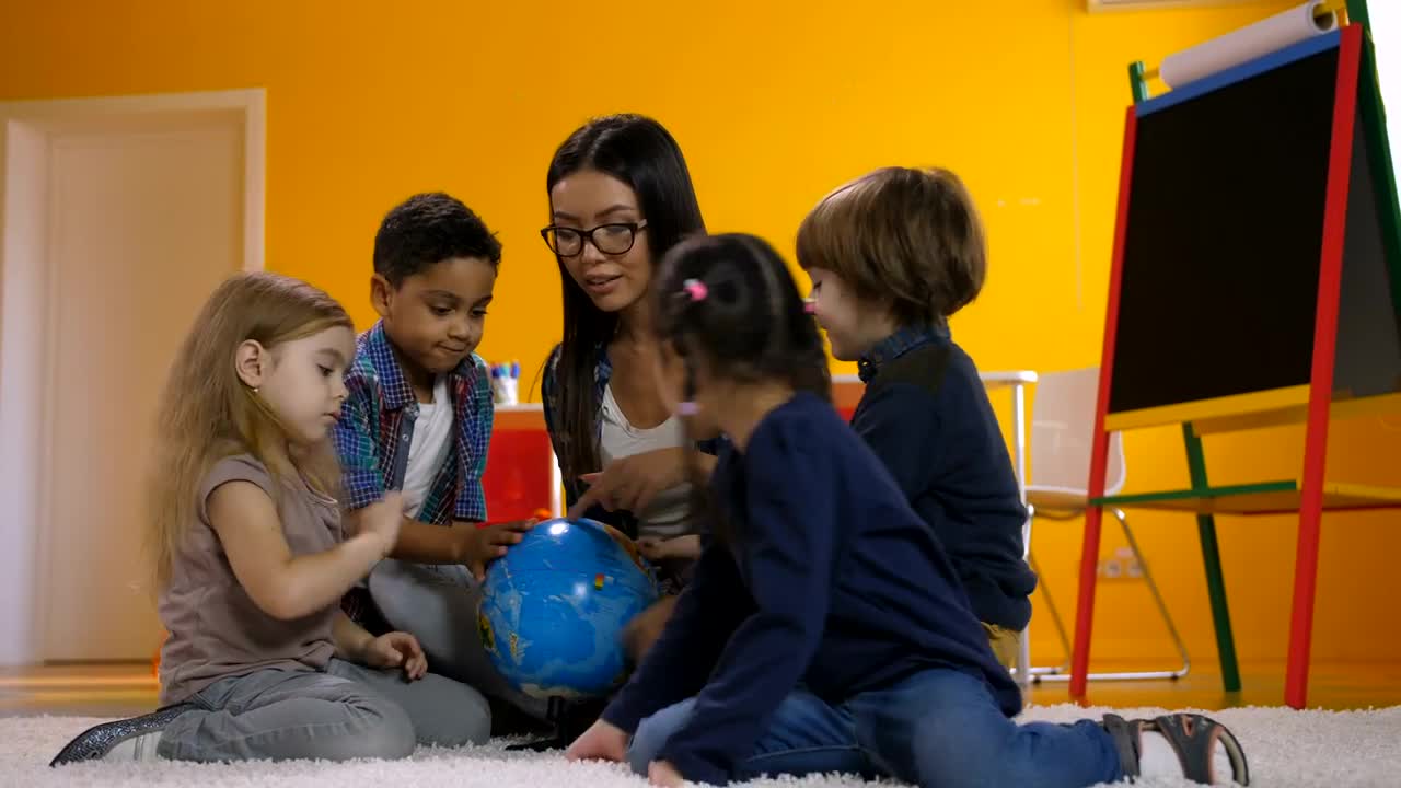 Free Stock Video Young Teacher Teaching Geography To A Few Children Live Wallpaper - Free Download