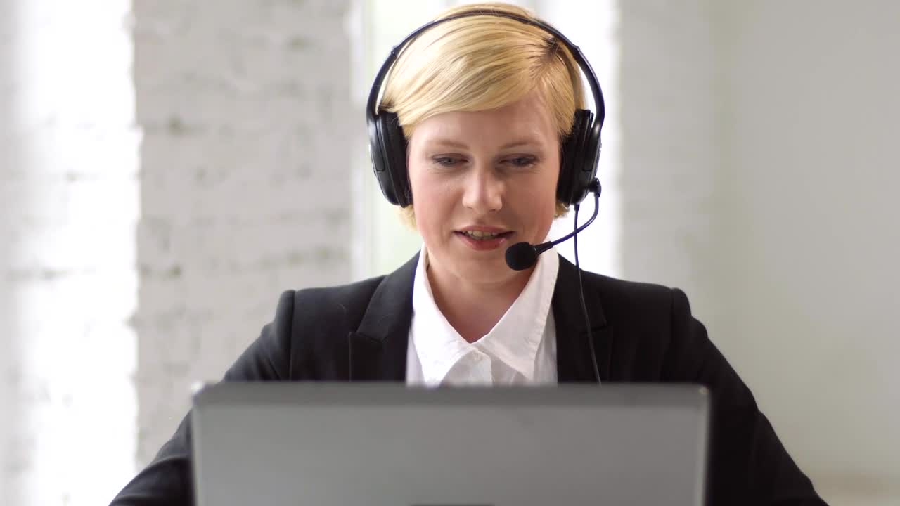 Video Stock Portrait Of Call Center Operator Live Wallpaper Free - Free Download