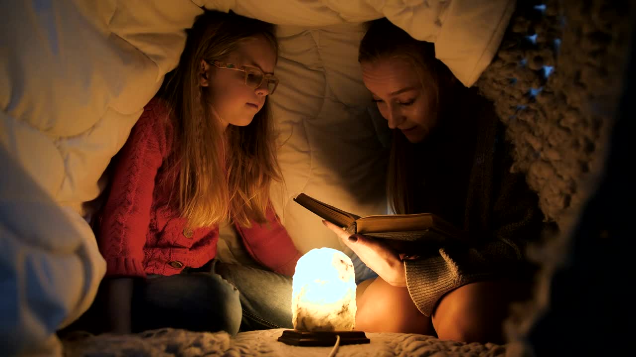 Video Stock Reading A Book In A Blanket Fort Live Wallpaper Free - Free Download