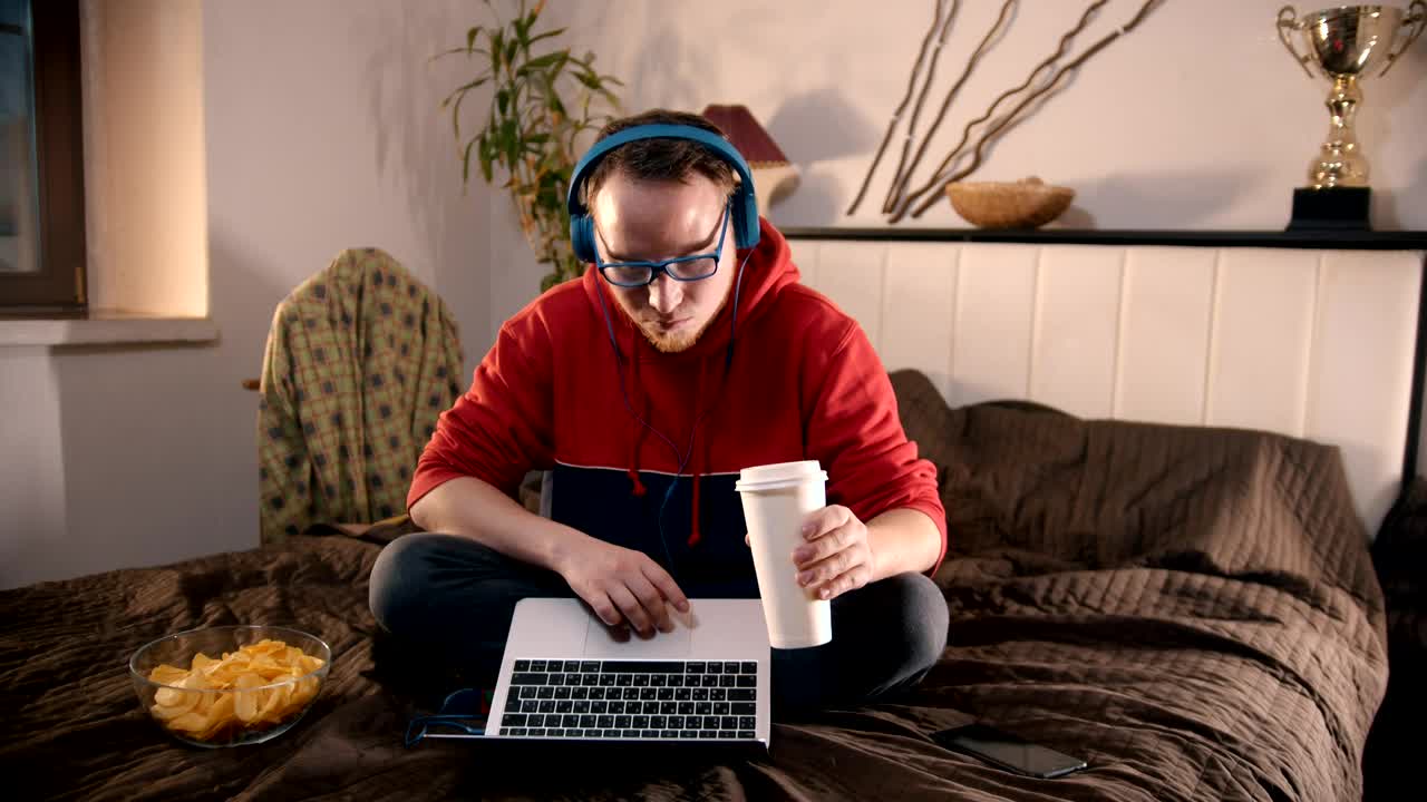 Free Stock Video Young Man Eating Snacks Browsing The Internet Live Wallpaper - Free Download
