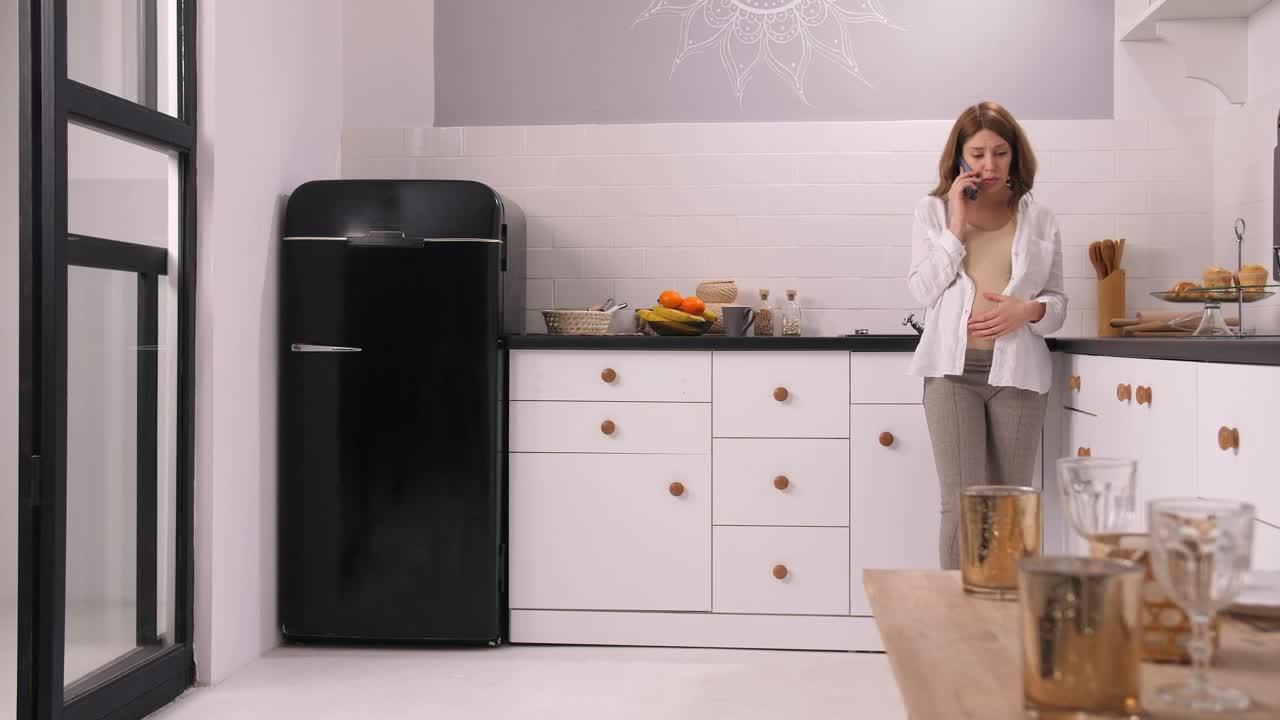 Stock Video Man Giving His Pregnant Wife A Gift Animated Wallpaper - Free Download