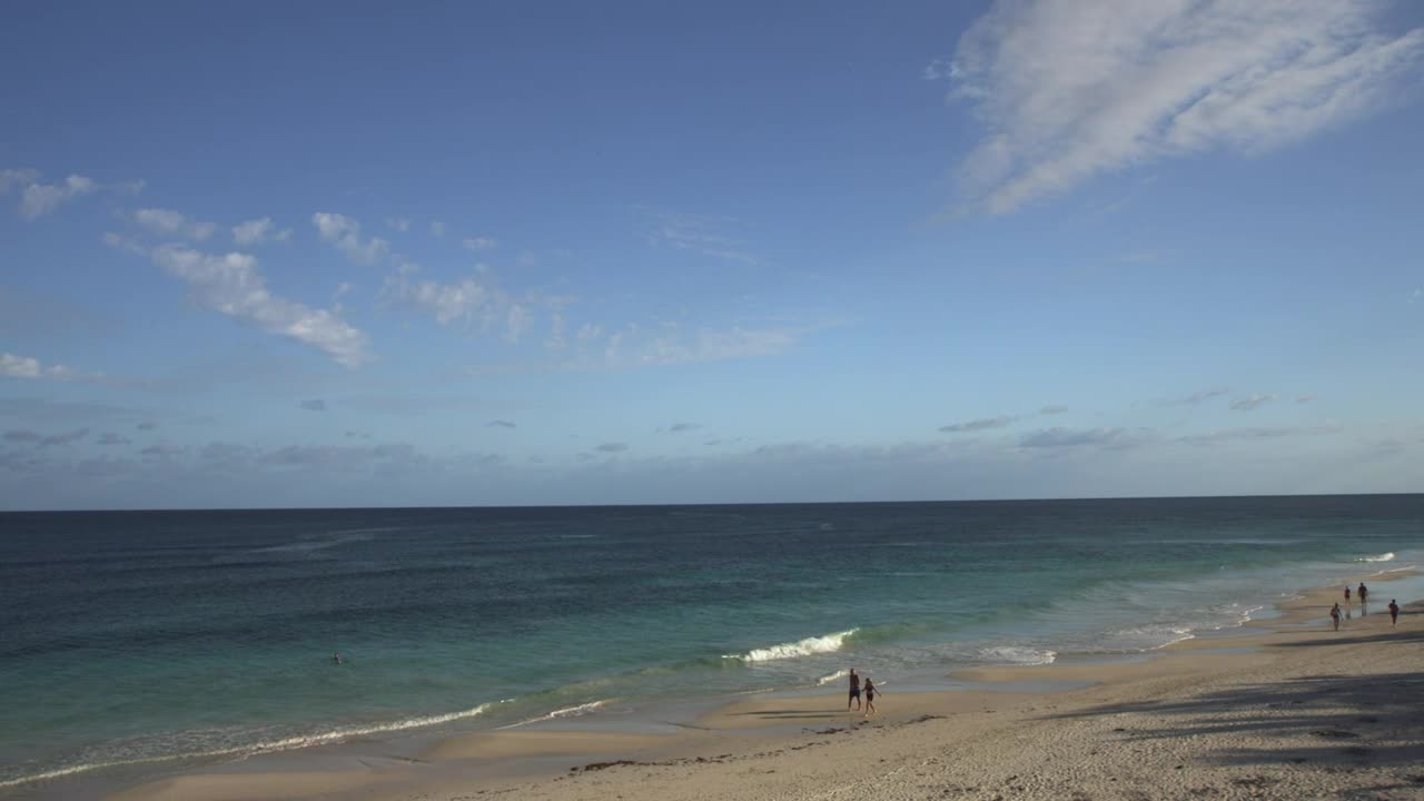 Stock Video Couples Walking By The Ocean Live Wallpaper For PC - Free Download