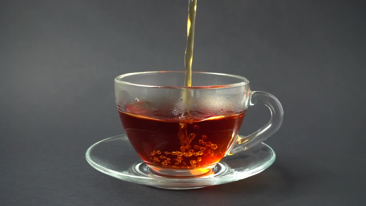 Video Stock Pouring Tea In A Glass Cup Live Wallpaper Free - Free Download