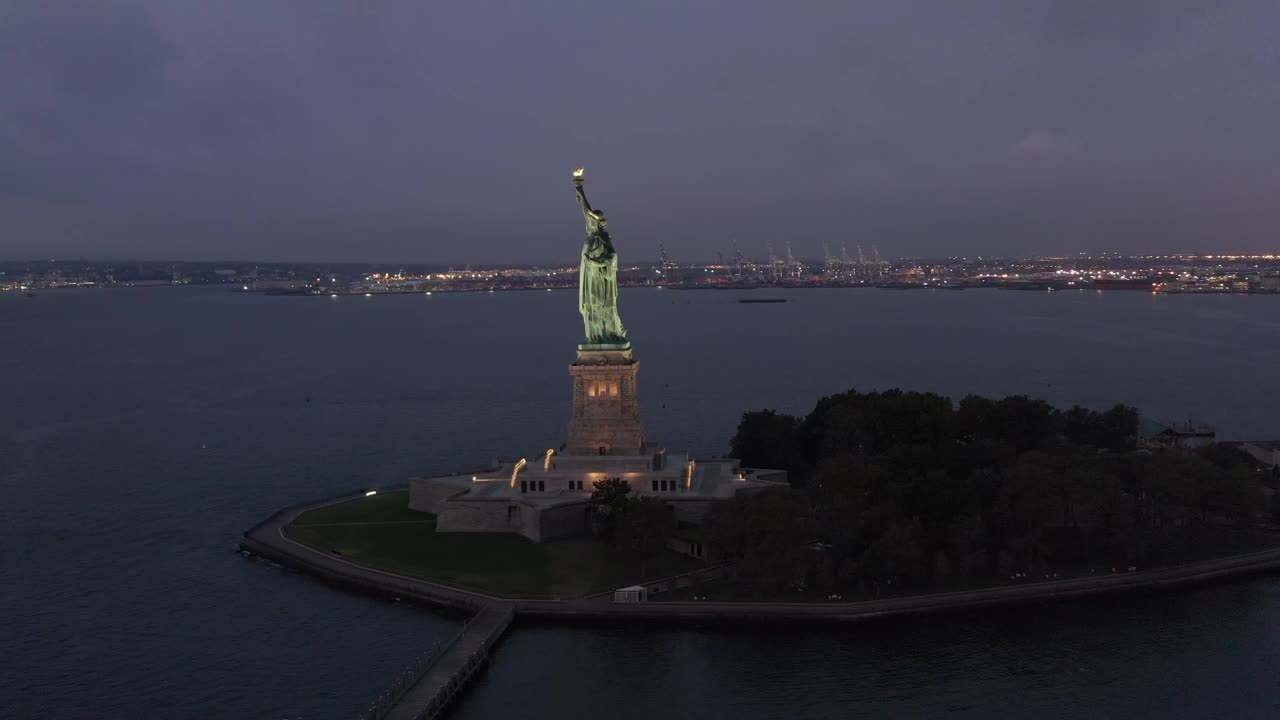 Free Video Stock the statue of liberty at night Live Wallpaper - Free Download