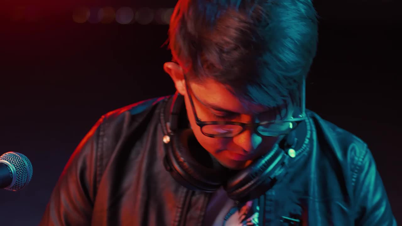 Video Stock Close Up View Of A Skilled Dj Playing On A Turntable Live Wallpaper For PC - Free Download