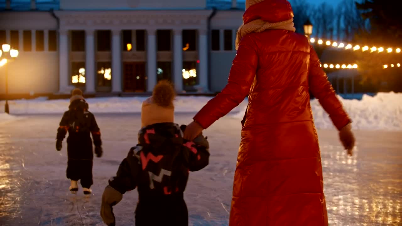 Stock Video Mother Doing Ice Skating With Her Small Childre Animated Wallpaper - Free Download