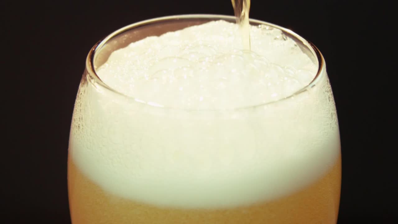 Video Stock Pouring Beer With Lots Of Foam Live Wallpaper Free - Free Download