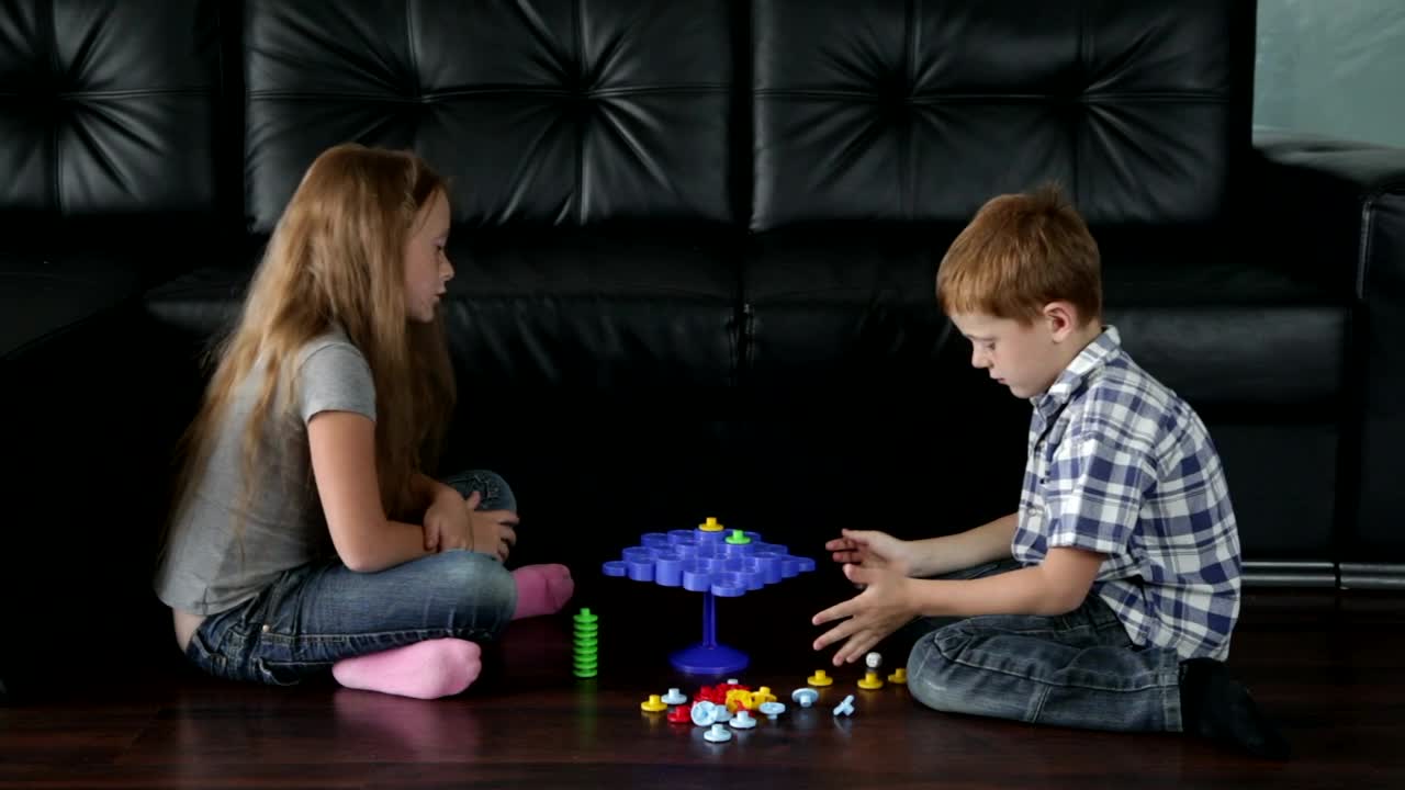 Free Stock Video Siblings Playing On The Floor Live Wallpaper - Free Download
