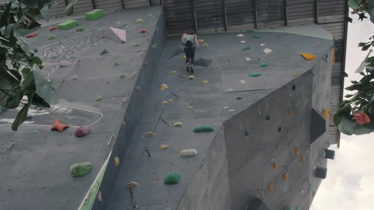 Stock Video Girl Descending From The Top Of A Wall For Mountaineering Live Wallpaper For PC - Free Download