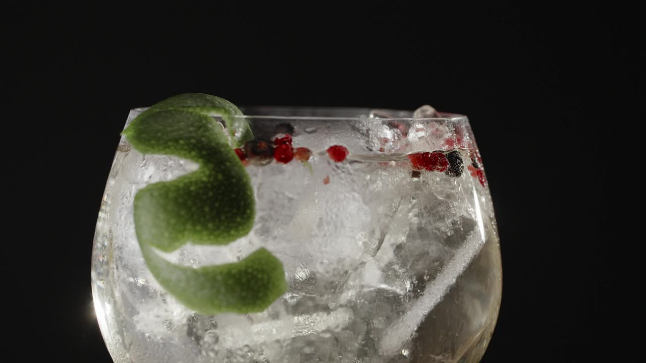 Stock Video Gin With Ice And Lime Live Wallpaper For PC - Free Download