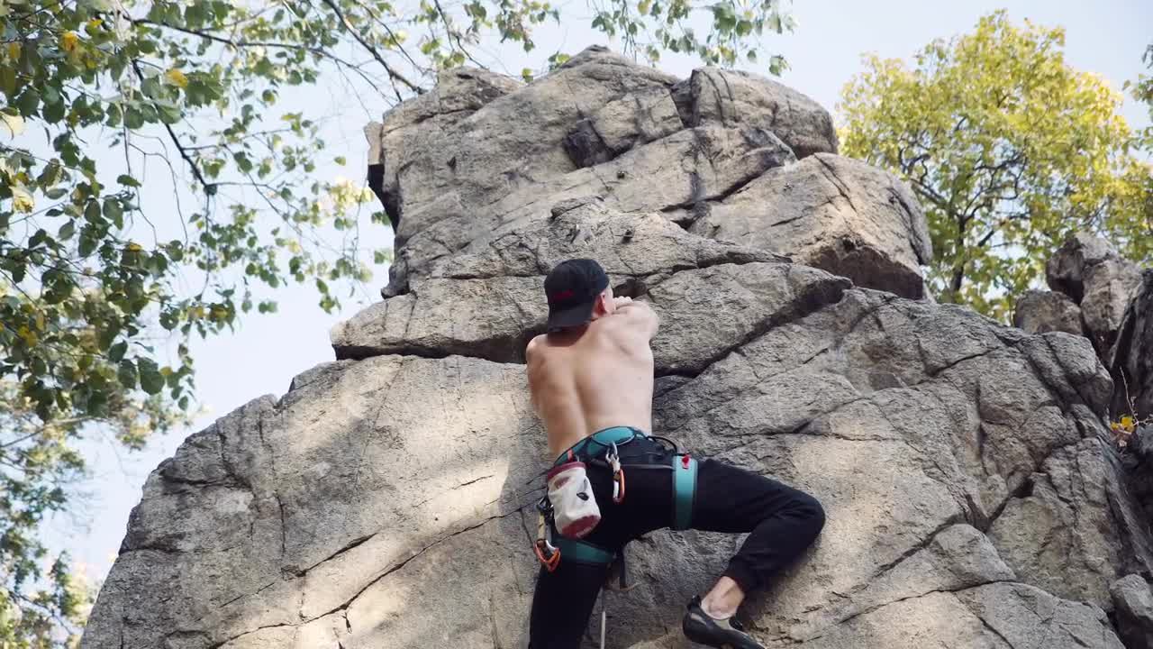 Free Stock Video Shirtless Man Climbing A Rock Live Wallpaper - Free Download
