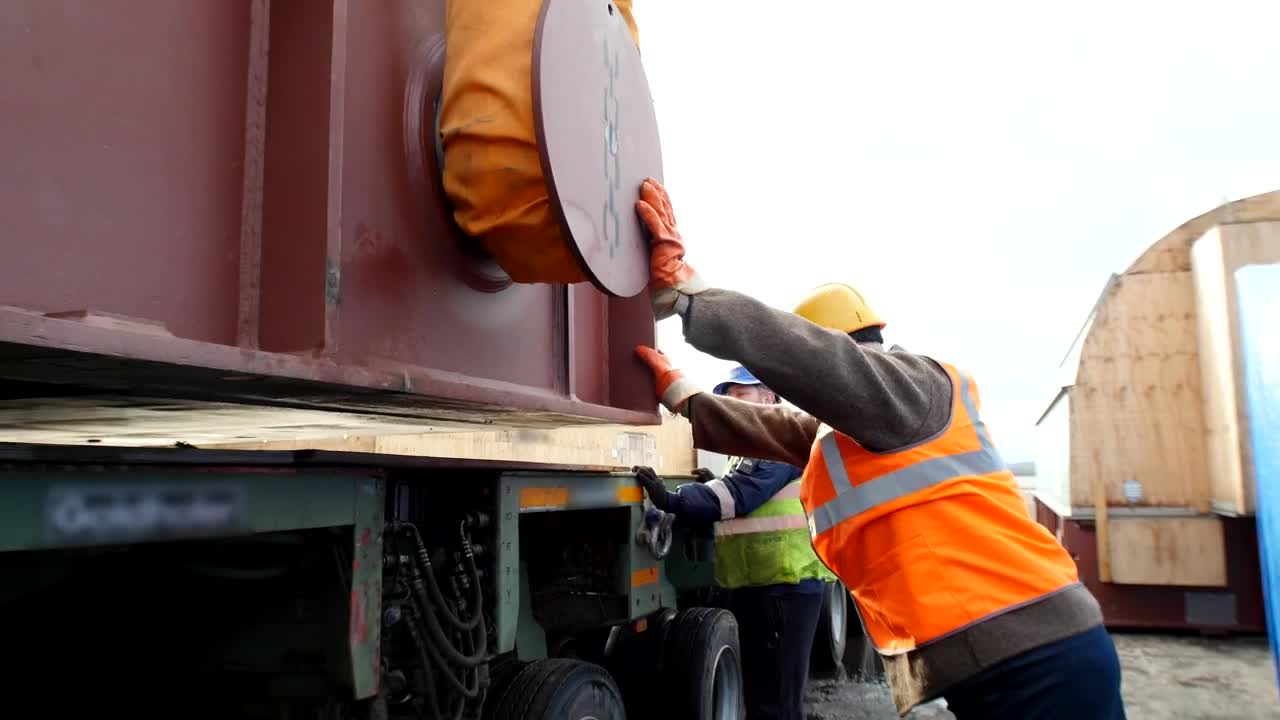 Stock Video Men Working Loading A Freight Truc Animated Wallpaper - Free Download