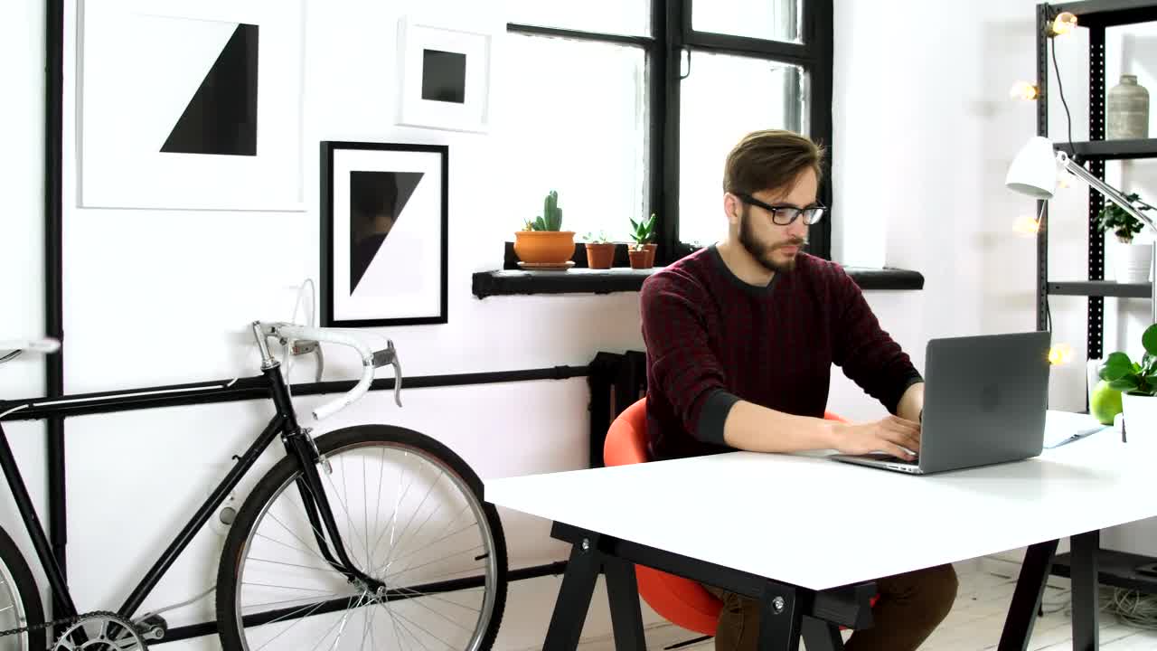 Stock Video Man Working On His Laptop On A Startup Environmen Animated Wallpaper - Free Download