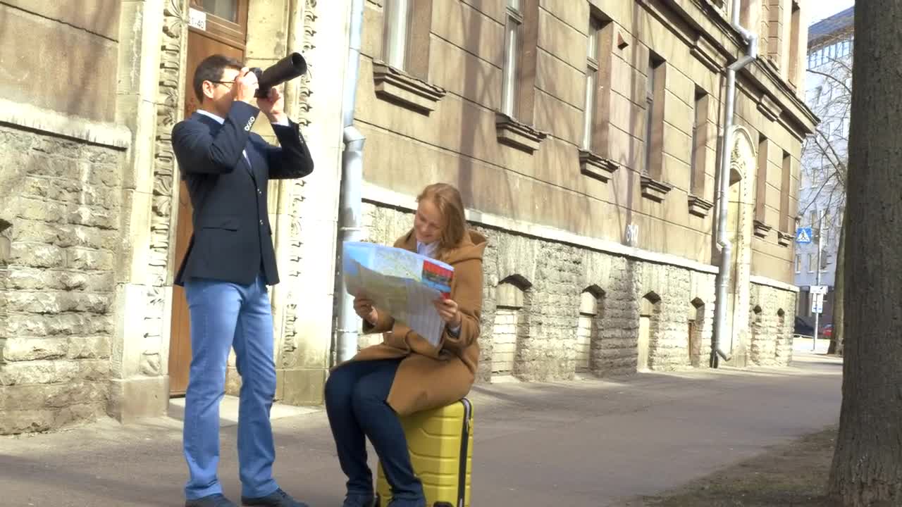 Stock Video Couple Lost On Vacation Live Wallpaper For PC - Free Download