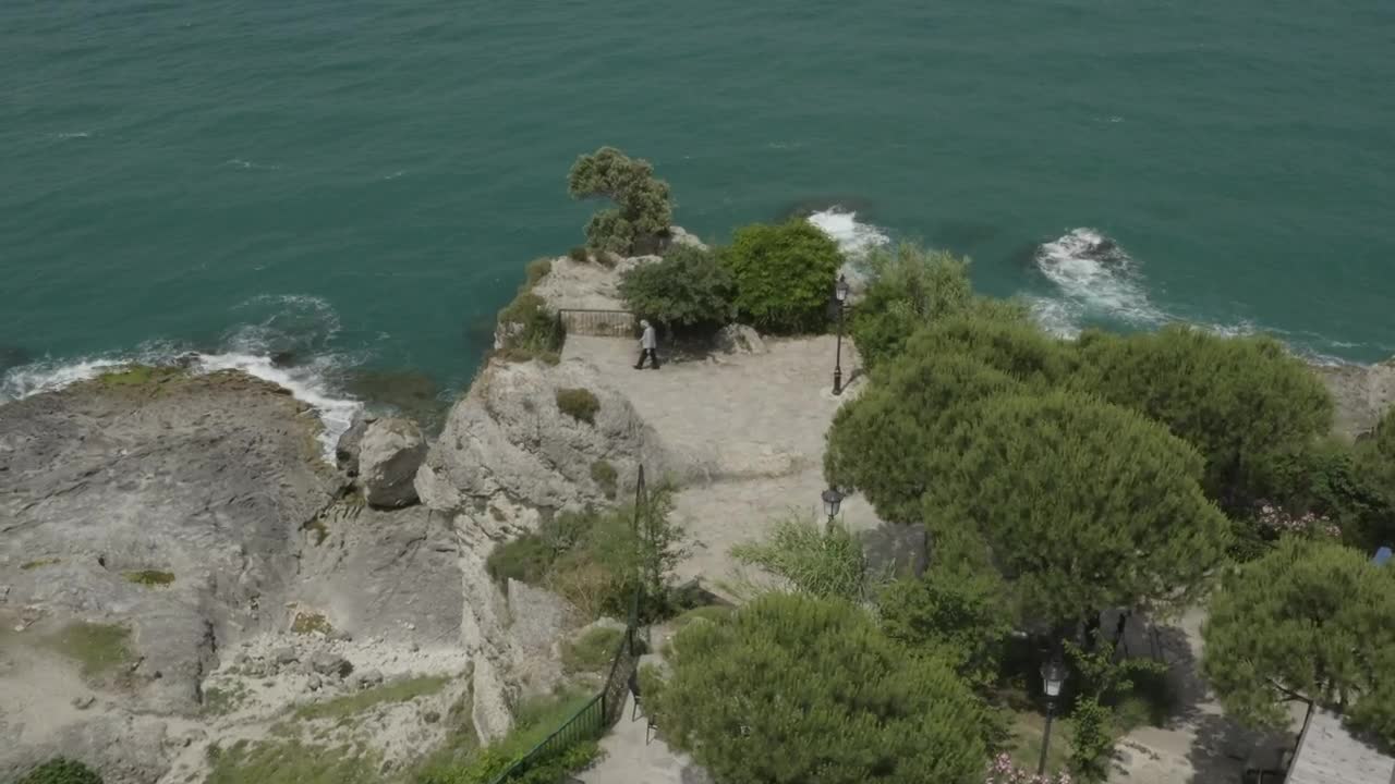 Stock Video Man Looking Down Over Cliff Animated Wallpaper - Free Download