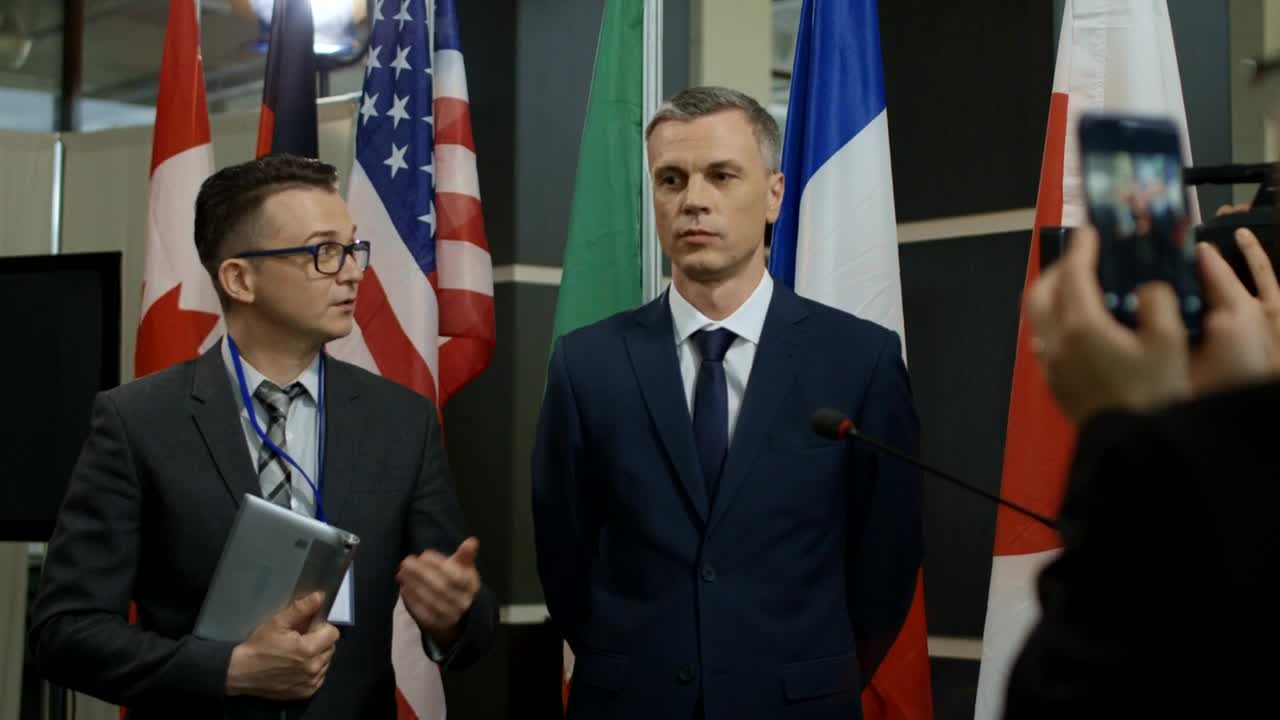 Video Stock Politician Giving An Interview To Reporters Live Wallpaper Free - Free Download
