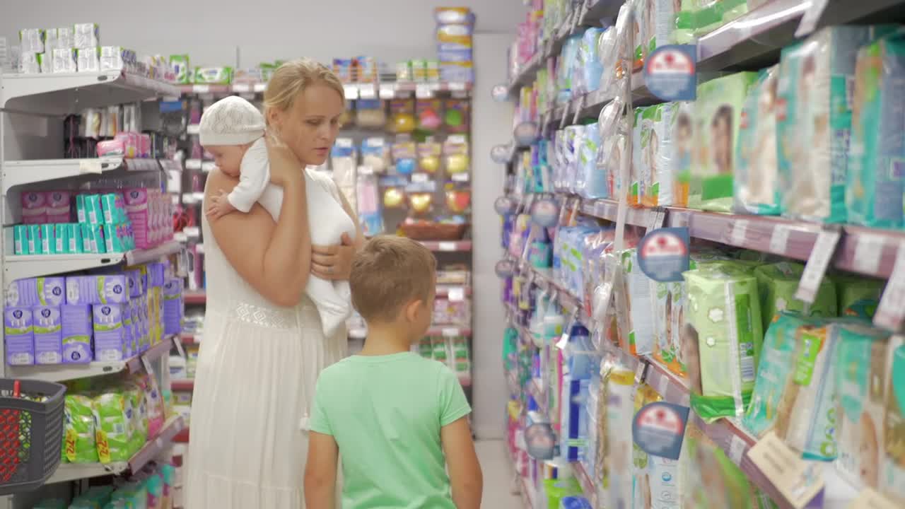Stock Video Mother Browsing Diaper Animated Wallpaper - Free Download