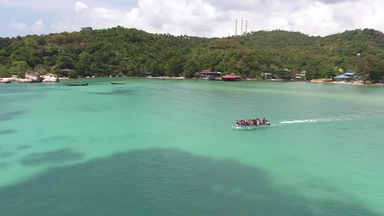 Free Video Stock tourist on a trip through the turquoise sea Live Wallpaper - Free Download