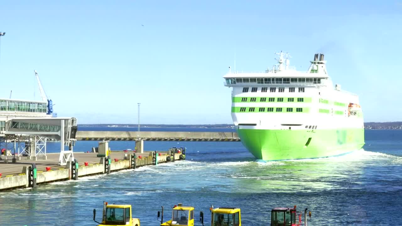 Stock Video Green Ship Leaving Port Live Wallpaper For PC - Free Download