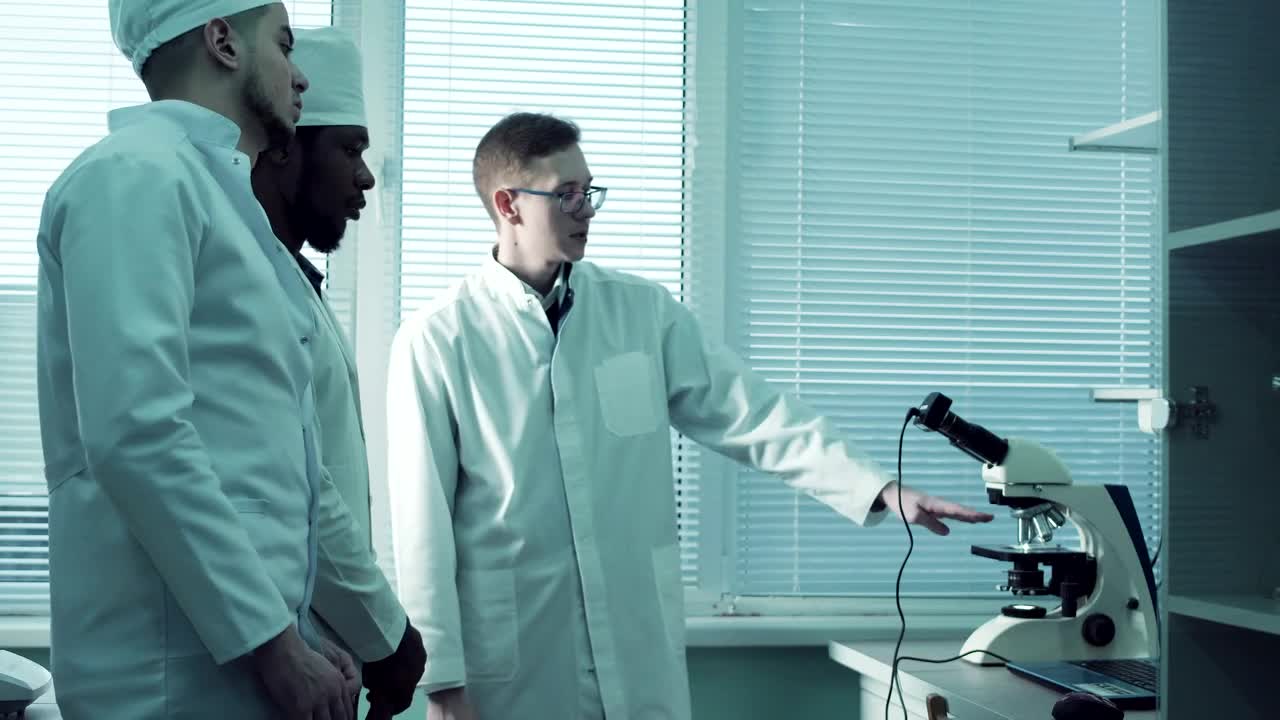Video Stock Professor Is Showing A Microscope To Students Live Wallpaper Free - Free Download