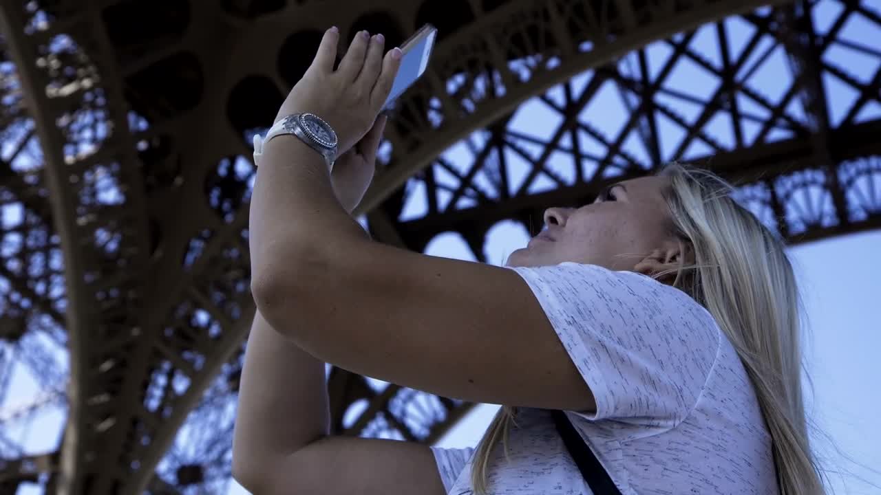 Free Video Stock tourist making a panorama below the eiffel tower Live Wallpaper - Free Download
