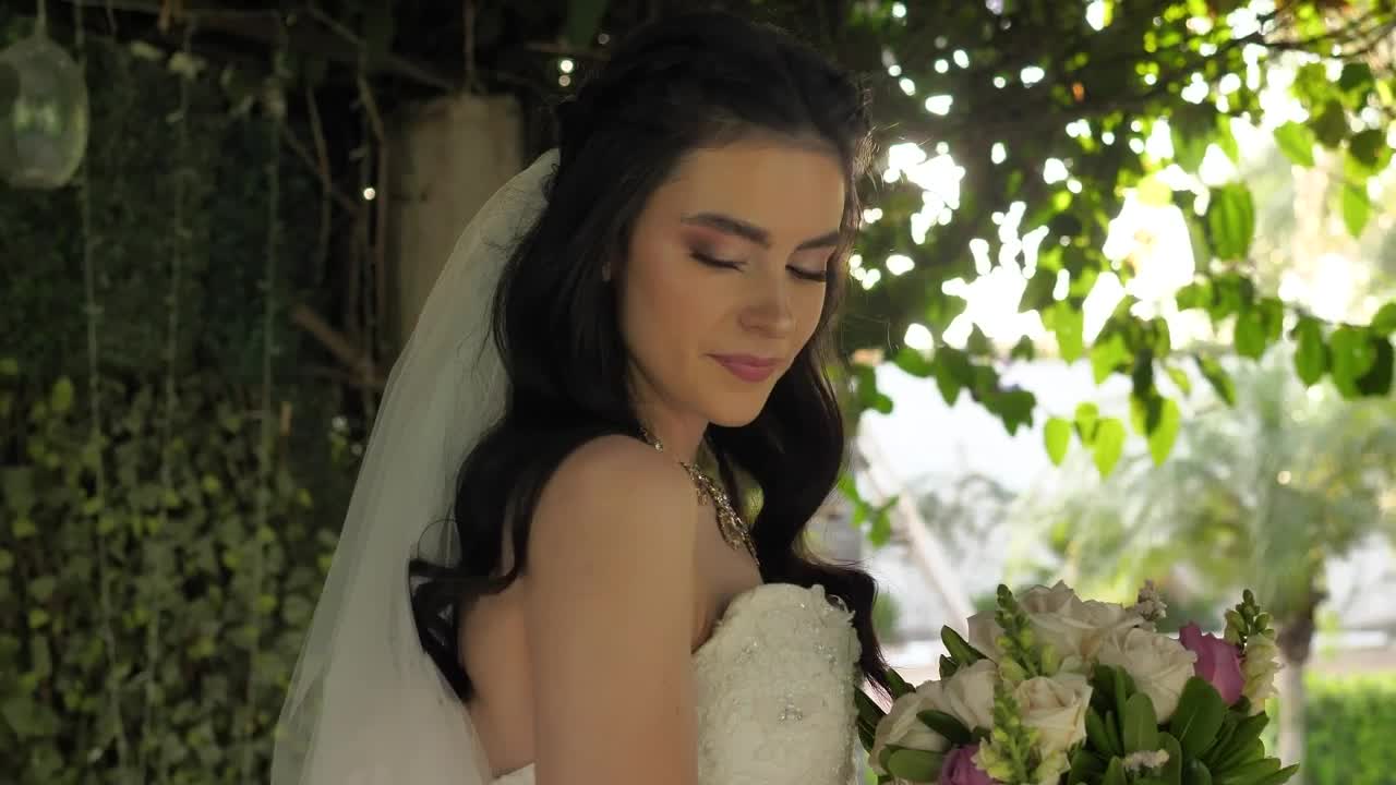 Video Stock Portrait Of A Bride With Her Wedding Bouquet Live Wallpaper Free - Free Download