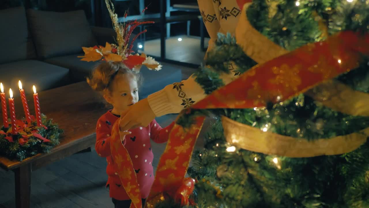 Stock Video Mother And Daughter Decorating A Christmas Tree Together At Hom Animated Wallpaper - Free Download