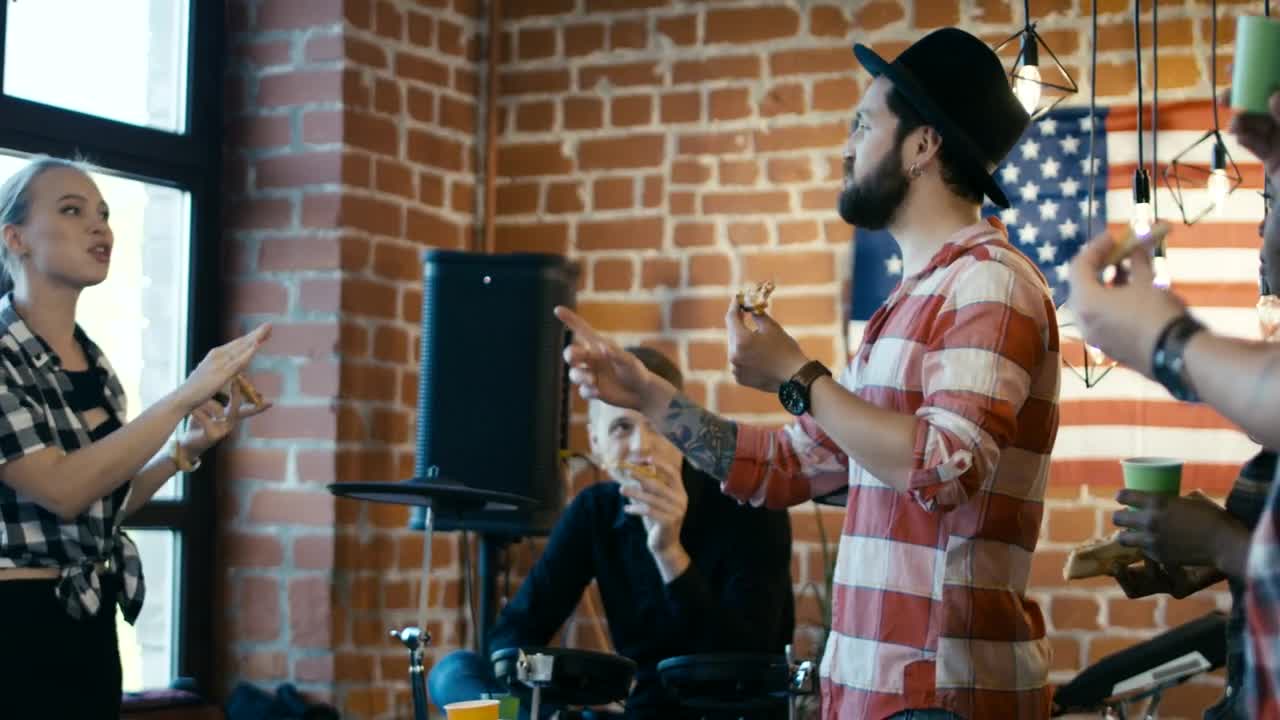 Stock Video Musician Seating Pizza During Rehearsal Break Live Wallpaper - Free Download