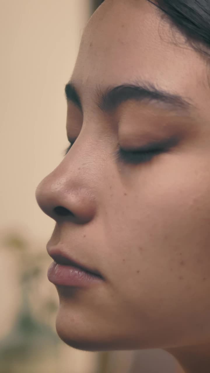 Video Stock Professional Makeup Artist Putting Makeup On A Womans Face Live Wallpaper Free - Free Download
