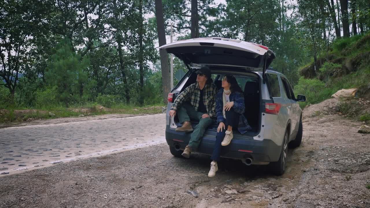 Stock Video Girl And Boy Enjoying Nature During A Road Trip Live Wallpaper For PC - Free Download