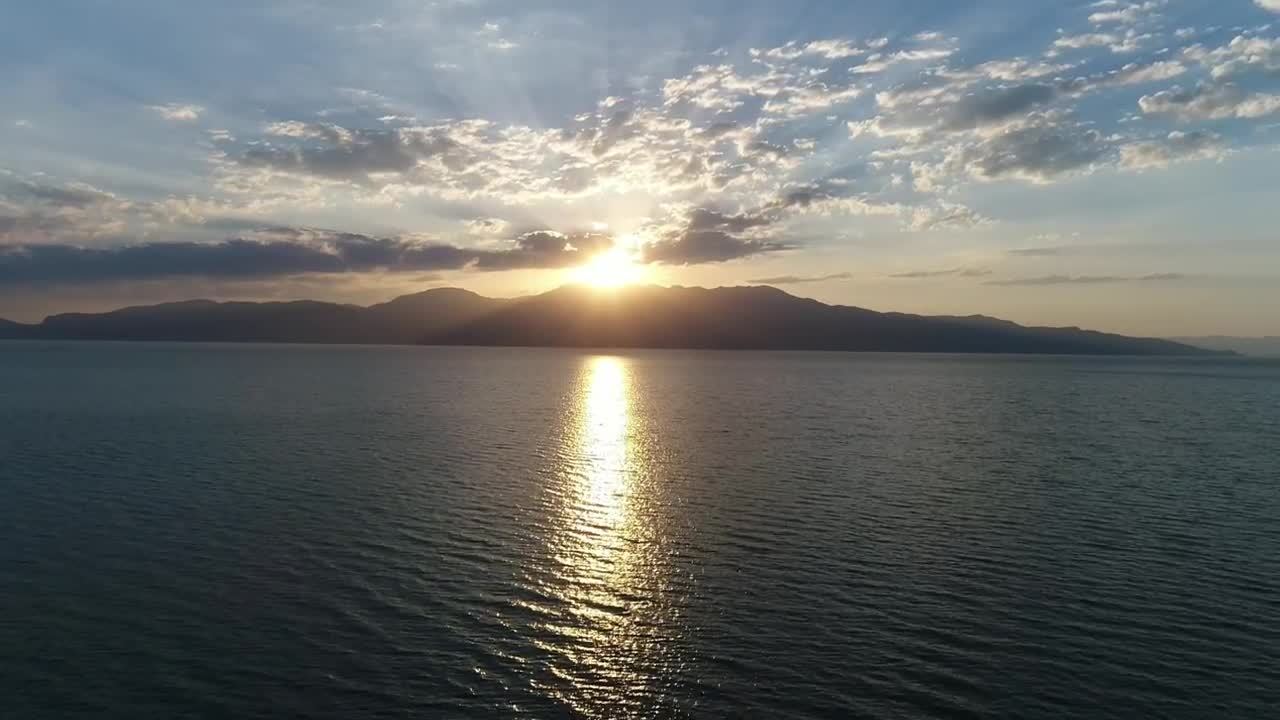 Free Video Stock Sunlight Reflecting Across The Sea Live Wallpaper - Free Download