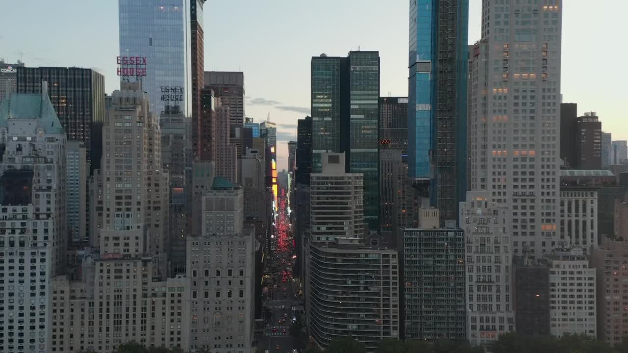 Free Video Stock traffic on th avenue in times square Live Wallpaper - Free Download