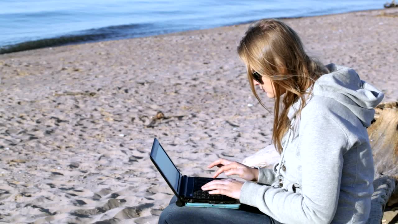 Free Stock Video Sending Emails From The Beach Live Wallpaper - Free Download